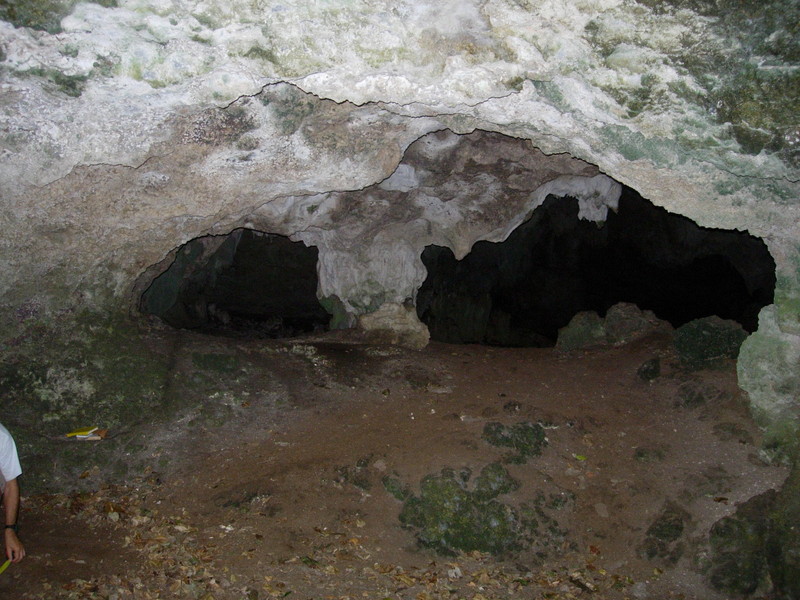 A l'entrée d'une grotte. Photographie d'Anne-Marie Sémah