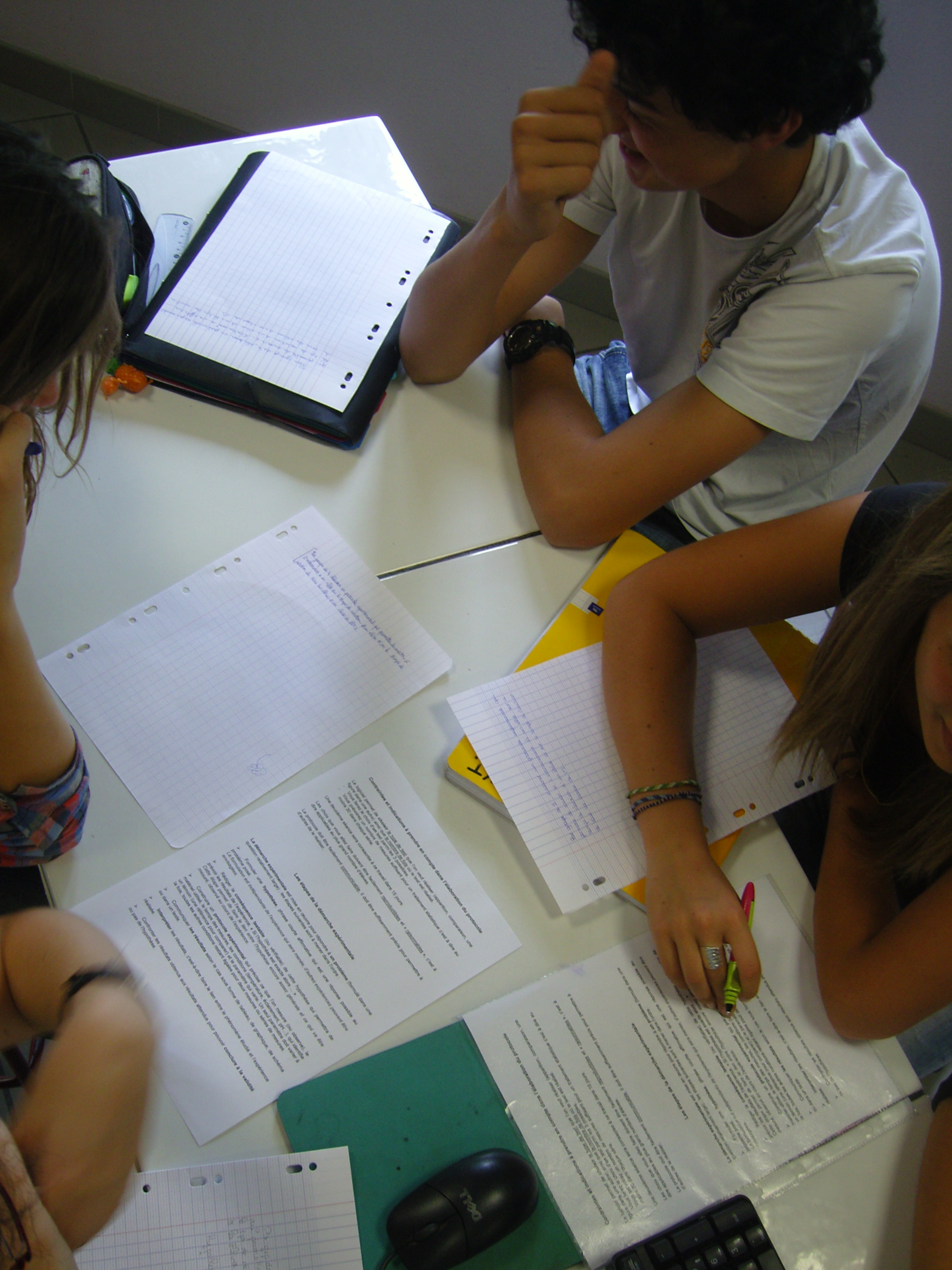 échange au dessus des fiches consignes