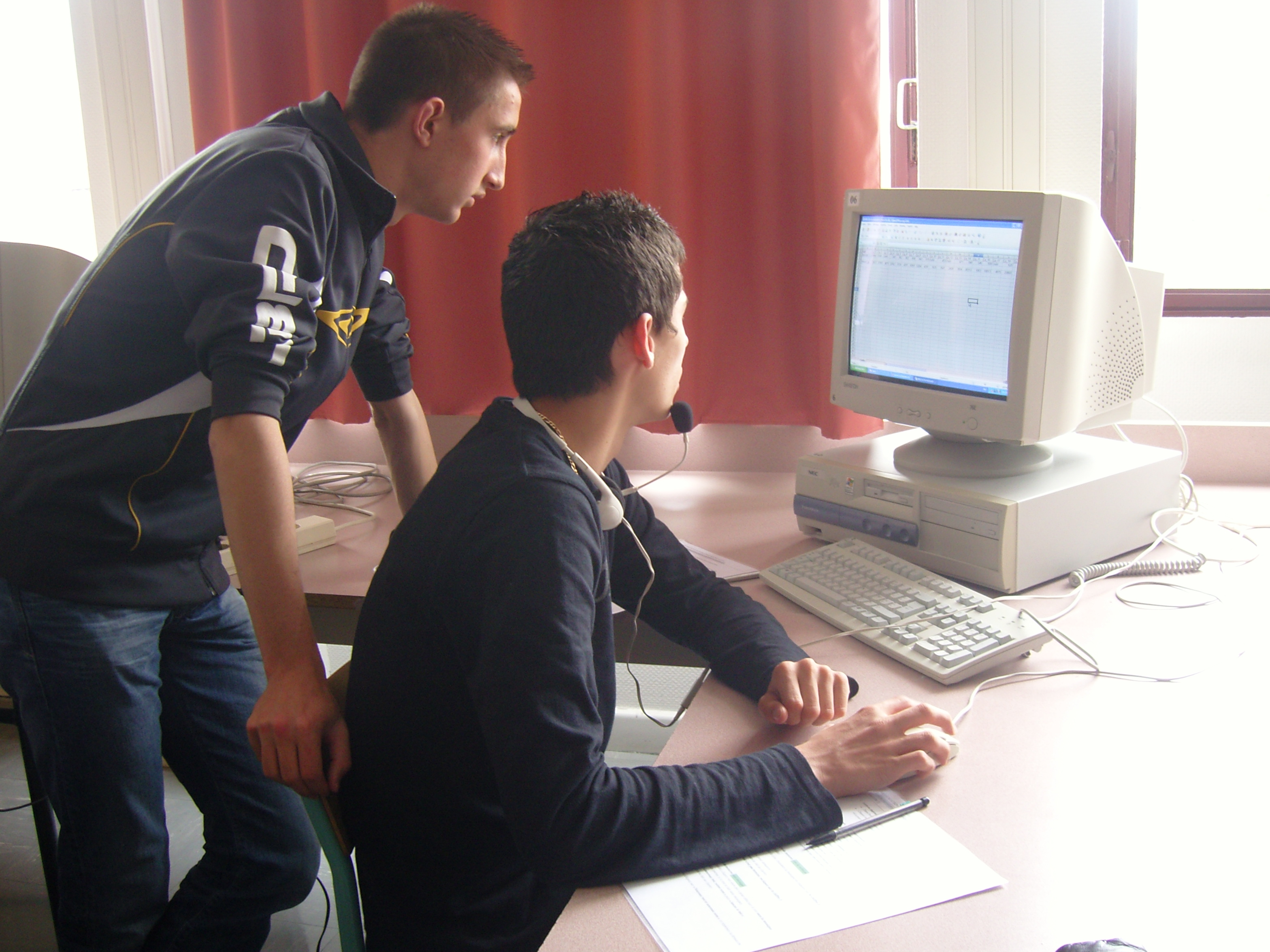 élève reflechissant face écran