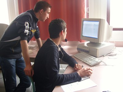 élève reflechissant face écran