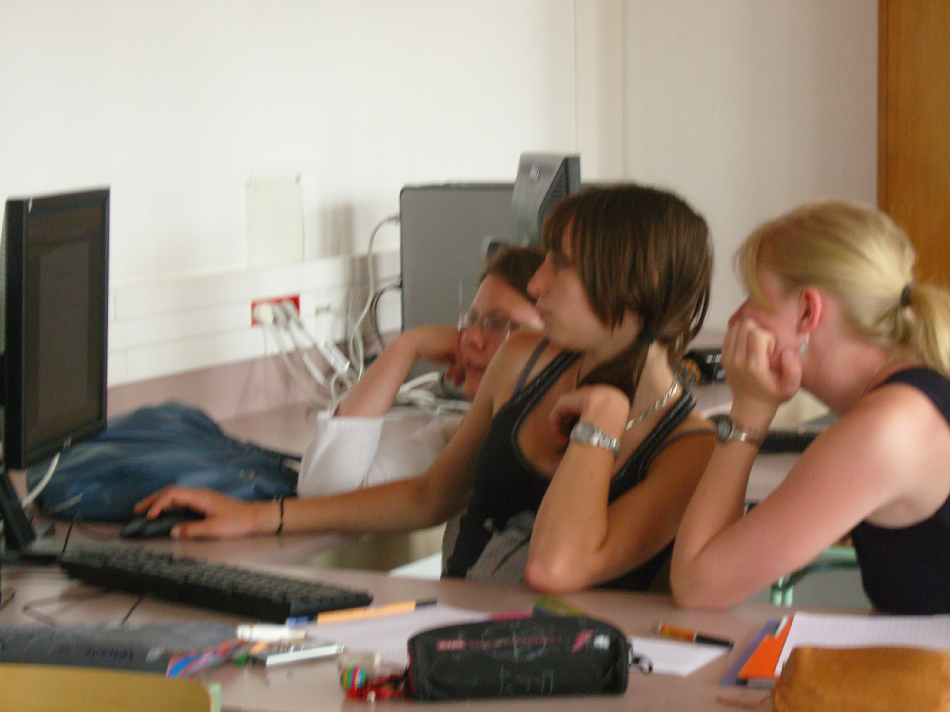 trois regard vers l'écran