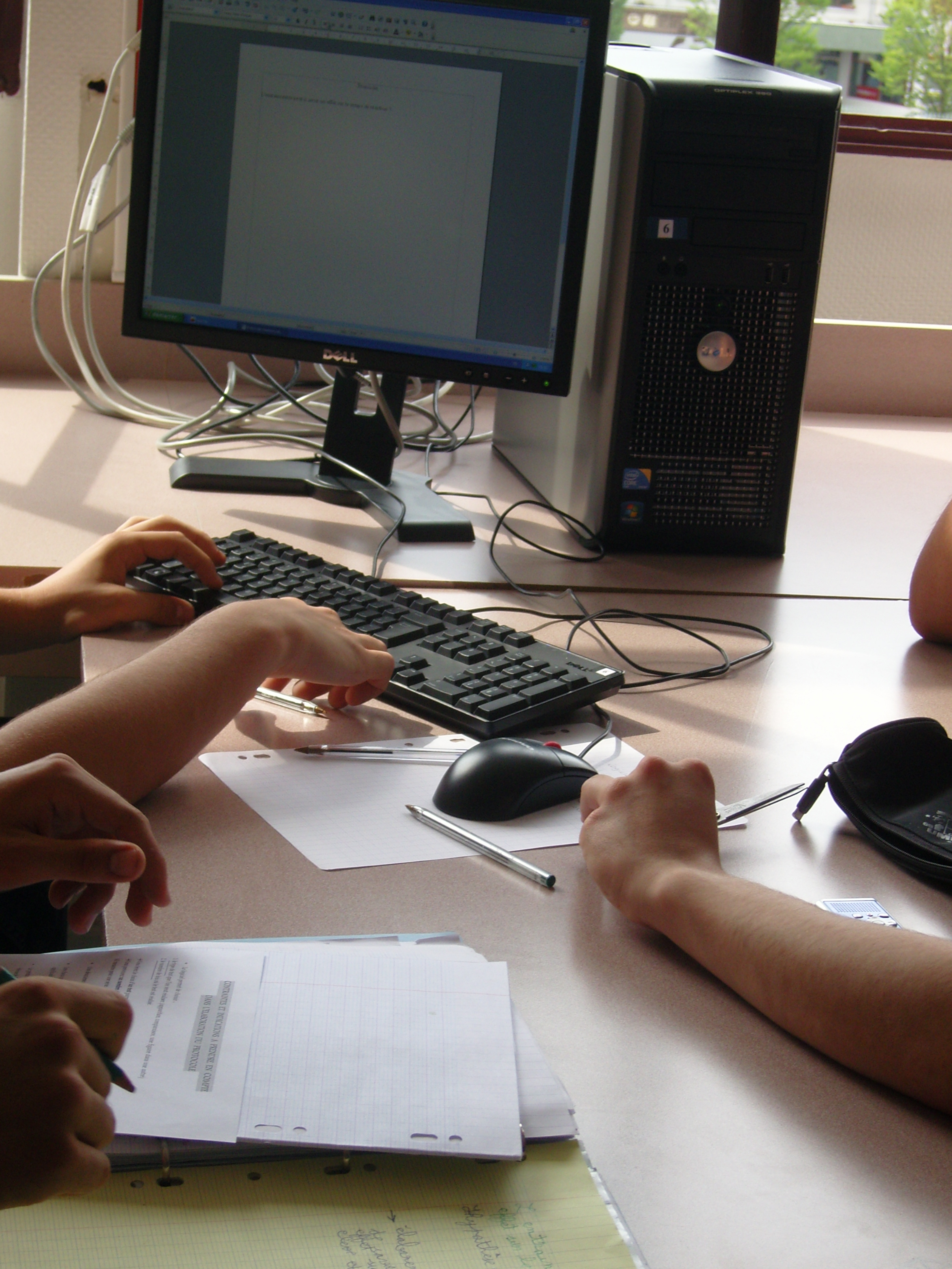 écran mains clavier souris