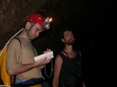 VP prise de notes dans la grotte.JPG